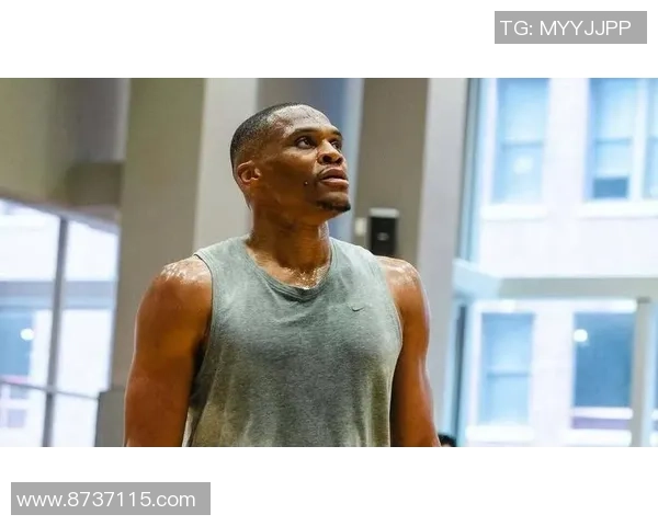 威少深蓝套装搭配白色小花图案引领国王入场时尚潮流